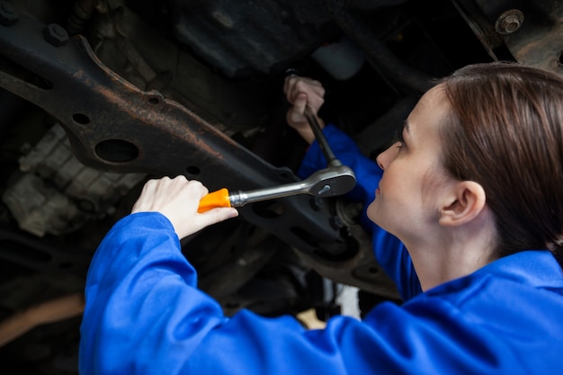 Meccanico femminile riparazione di un auto