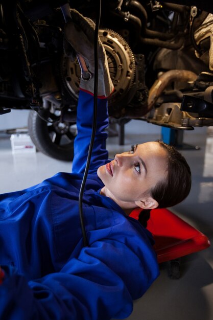 女性整備士が車を修理します