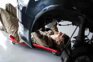 Free photo female mechanic repairing a car