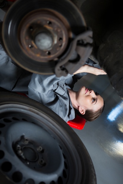 女性整備士が車を修理します