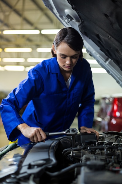 Foto gratuita meccanico femminile la manutenzione di un auto