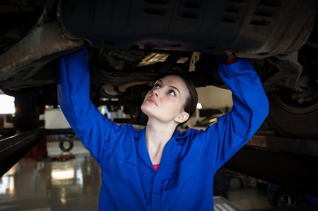 Free photo female mechanic servicing a car