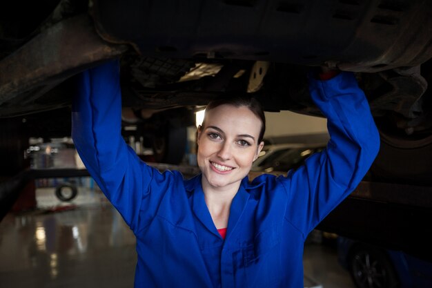 Free photo female mechanic servicing a car