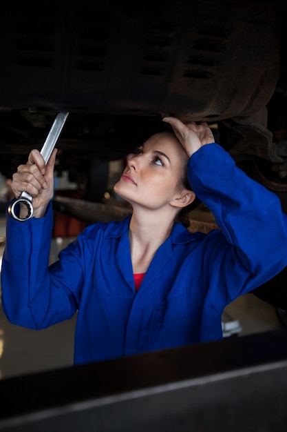 Meccanico femminile la manutenzione di un auto