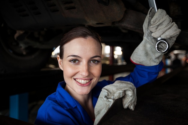 Meccanico femminile la manutenzione di un auto