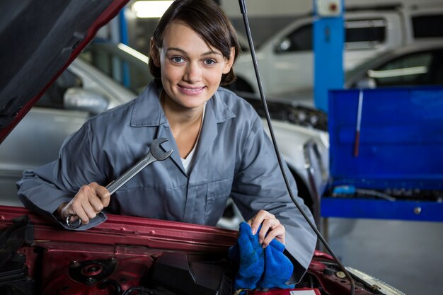 車にサービスを提供する女性メカニック