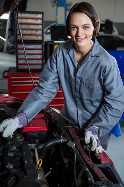 Foto gratuita female auto manutenzione meccanico