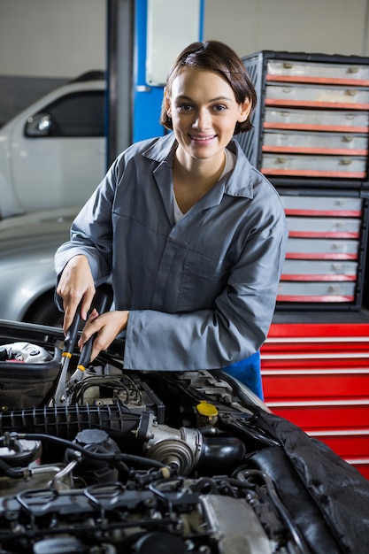 Foto gratuita female auto manutenzione meccanico