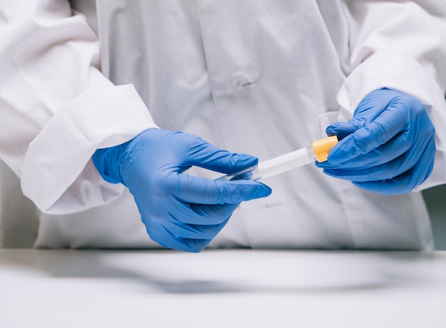 여성 의료 또는 과학 연구원 손에 테스트 튜브를 보유