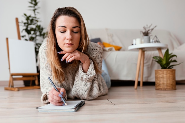 Foto gratuita ritratto femminile meditando dell'interno