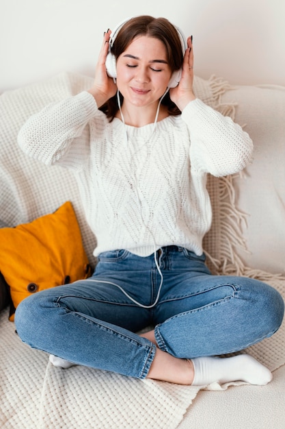 Foto gratuita ritratto femminile meditando dell'interno