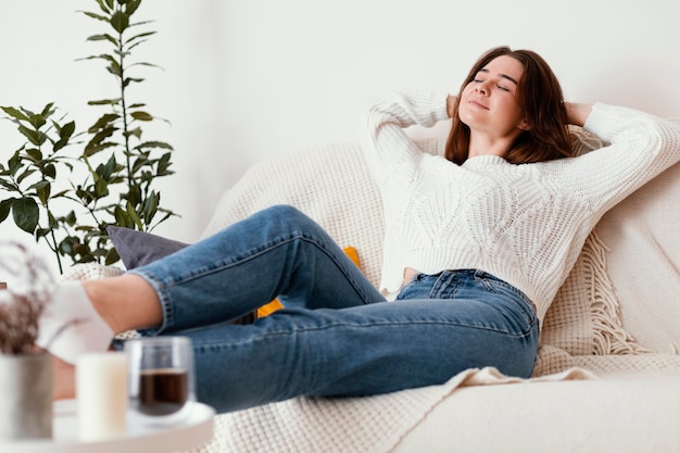 Ritratto femminile meditando dell'interno