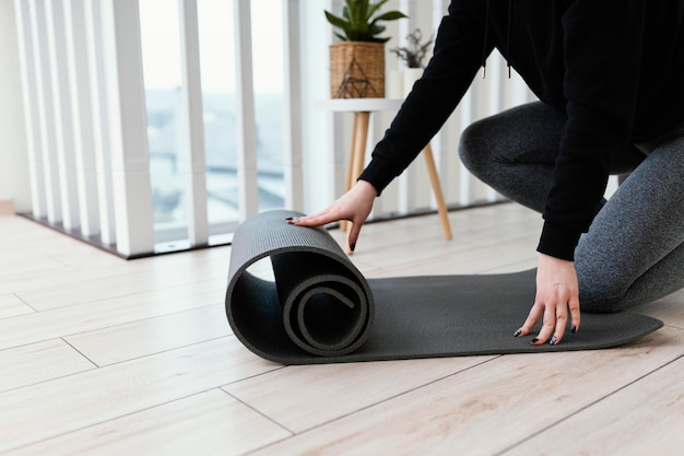 Foto gratuita femmina meditando al coperto