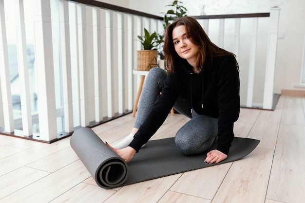 Foto gratuita femmina meditando al coperto