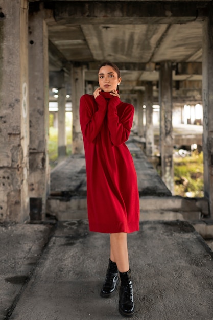 Free photo female model being photographed with grunge environment during urban exploration