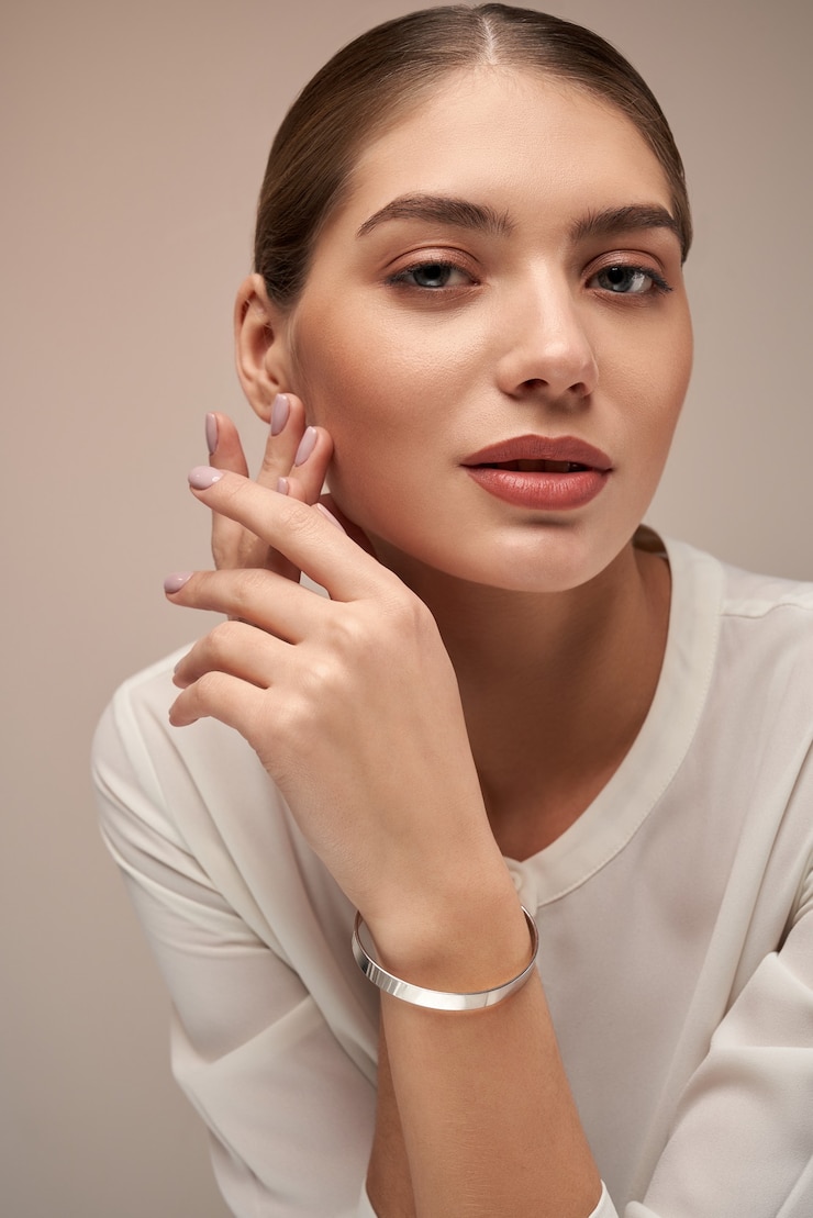 Free Photo female model demonstrating silber bracelet