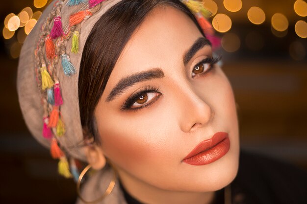 ロマンチックな表情のエスニック風ヘッドカバーの女性モデル