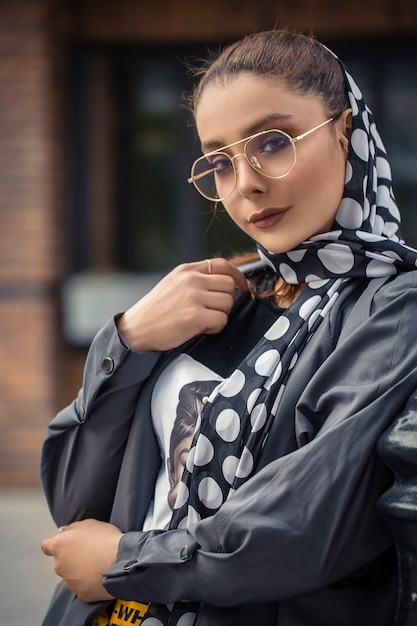 Foto gratuita modello femminile in abiti hijab