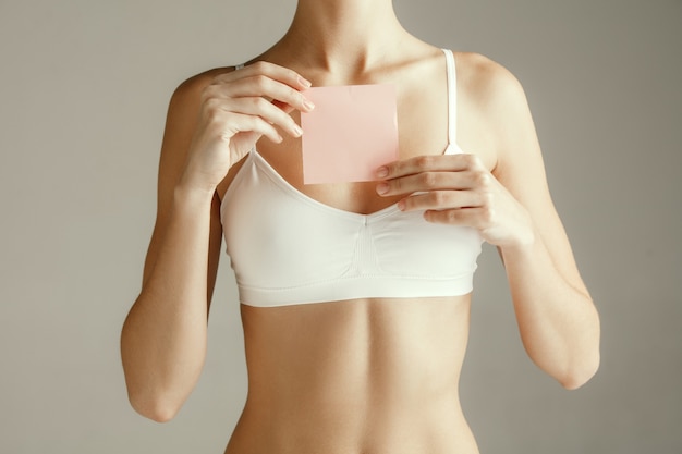 Free photo female model holding empty pink sticky note