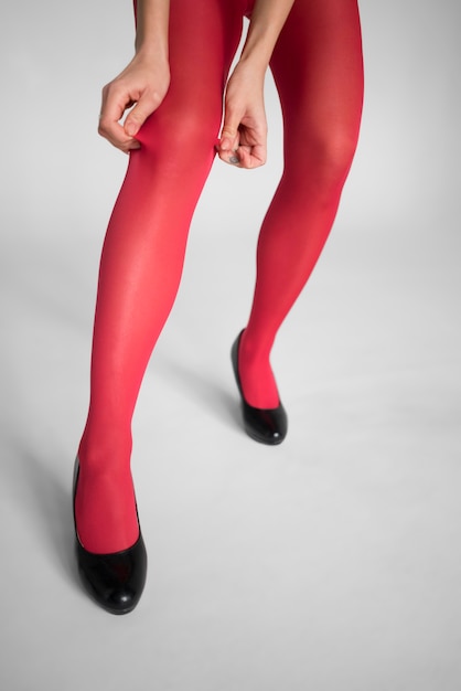 Бесплатное фото Женские ножки модели в колготках и чулках