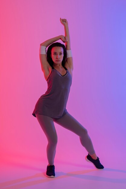 줌바를 연습하는 여성 모델
