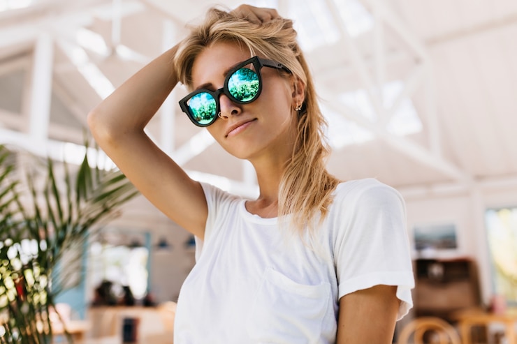 Free Photo female model in trendy t-shirt and stylish sparkle sunglasses.