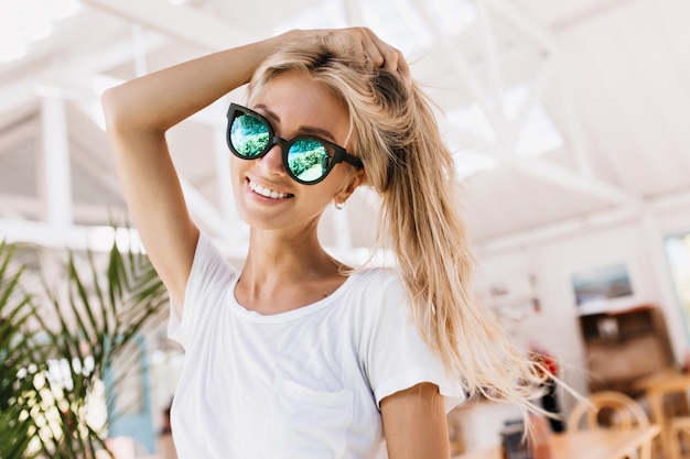 female model in trendy t-shirt and stylish sparkle sunglasses.