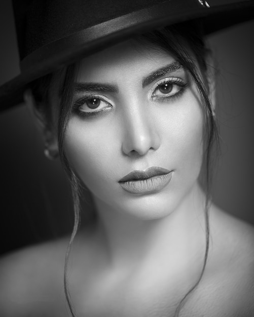 Free photo female model wearing elegant hat