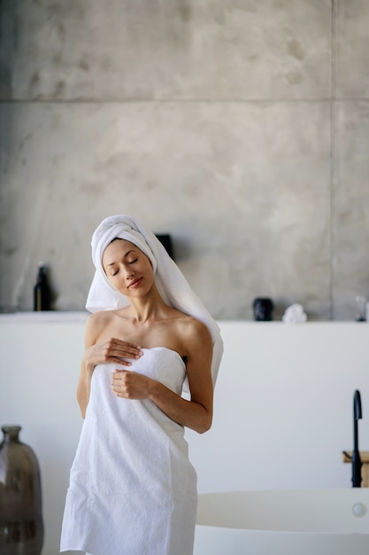 Modello femminile in asciugamano bianco. concetto di donna, bellezza e igiene.