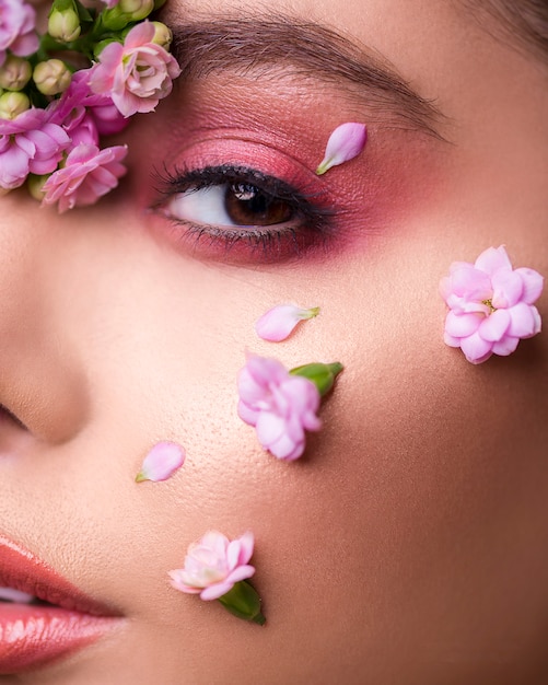 Free photo female model with flowers in her face