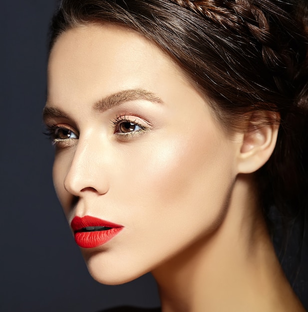 Женская модель с красными губами и свежим макияжем