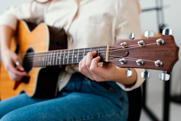 アコースティックギターを弾く女性ミュージシャン