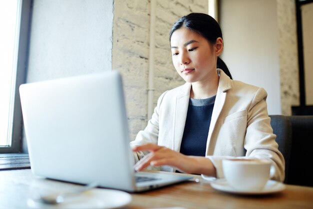 カフェでの女性のネットワーキング