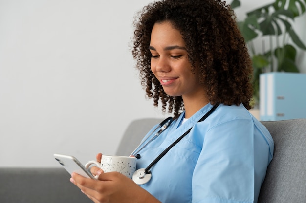 Free photo female nurse at the clinic practicing medicine