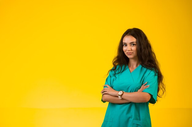 Free photo female nurse closes arms and gives professional look