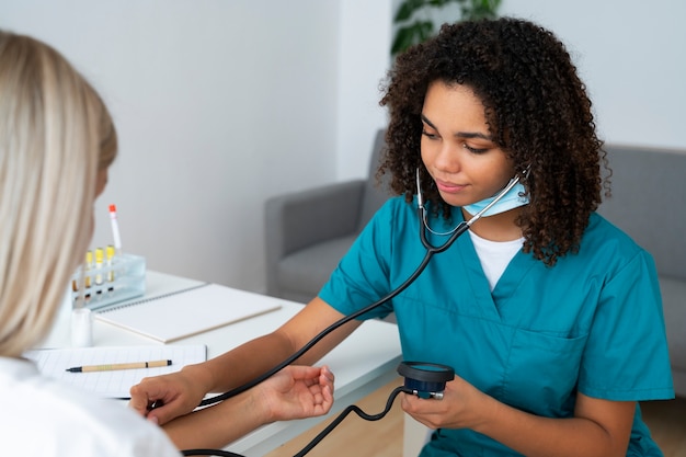 Foto gratuita infermiera che pratica medicina presso la clinica