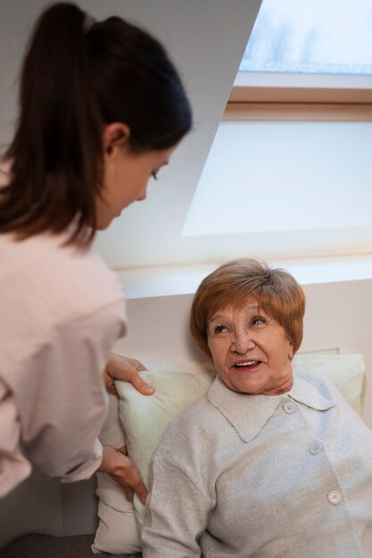 高齢者の世話をする女性看護師