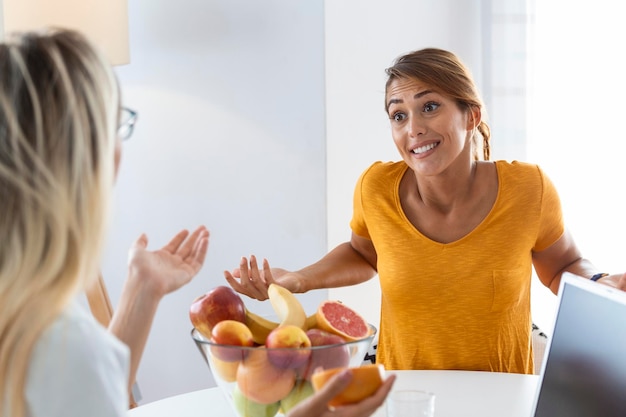 患者さんに相談する女性栄養士減量クリニックでダイエット計画を立てる