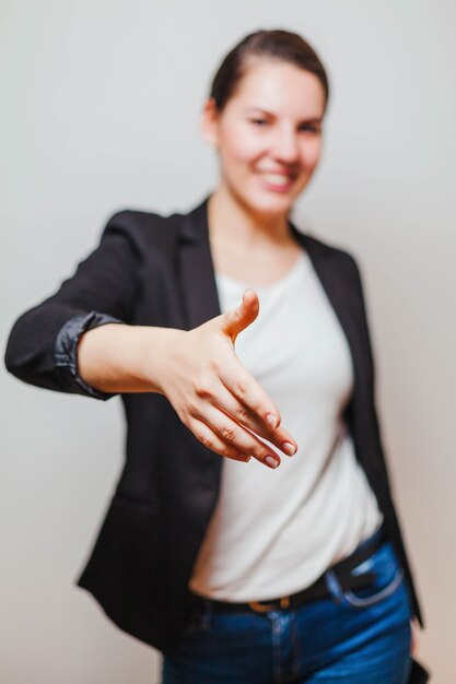 手を振っている女性の会社員