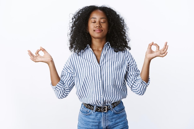 Foto gratuita impiegata femminile che medita durante il pranzo tiene sotto controllo le emozioni dei sentimenti, pratica lo yoga della respirazione