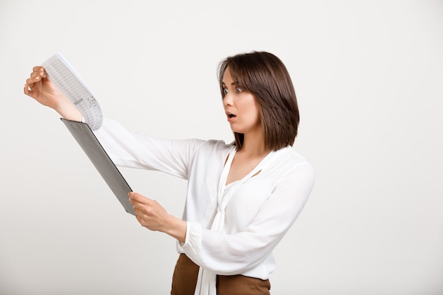 Женский офисный работник читает отчет