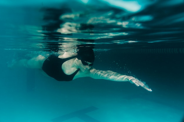 Free photo female olympic swimmer training