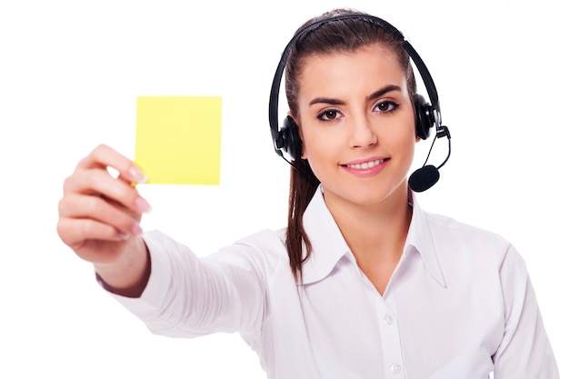 Free photo female operator holding yellow note