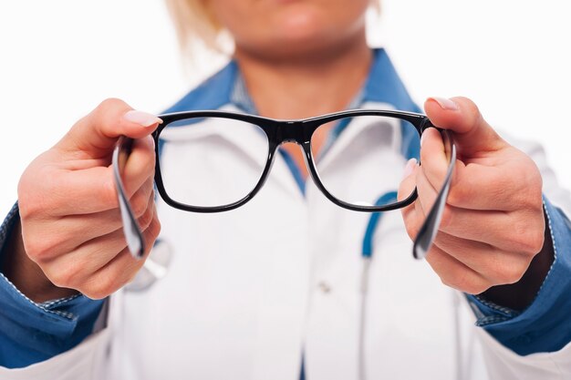 Женский оптометрист дает новые очки