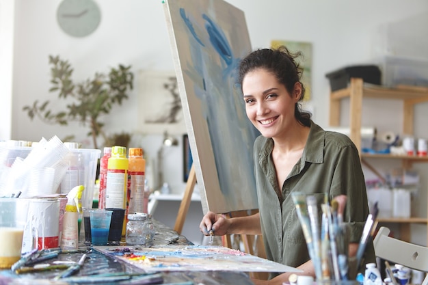 Foto gratuita pittore femminile nel suo studio d'arte