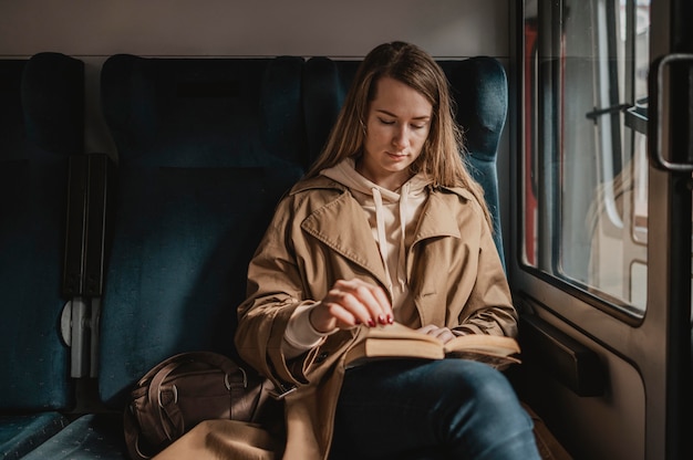 無料写真 電車の中で読書をしている女性の乗客