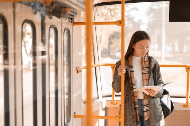 여성 승객 독서 및 트램 여행