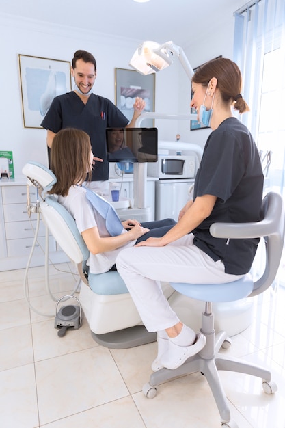 여성 환자와 치과 의사의 치과에서 대화를 나누는