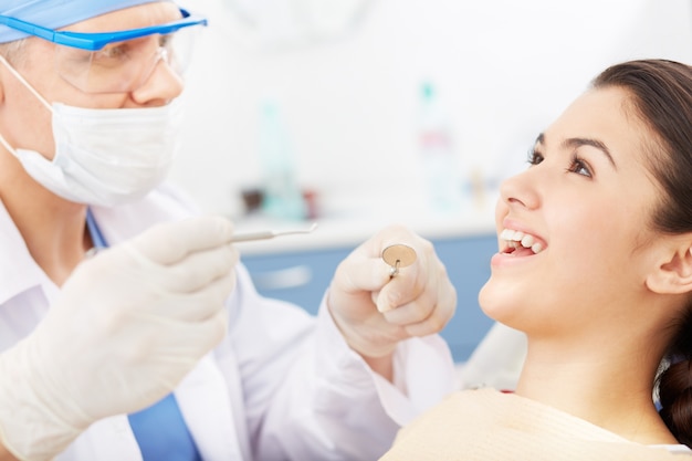 Пациентка, имеющий лечение зубов