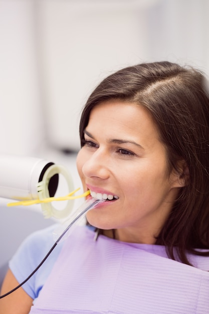 Foto gratuita paziente femminile che riceve un trattamento dentale